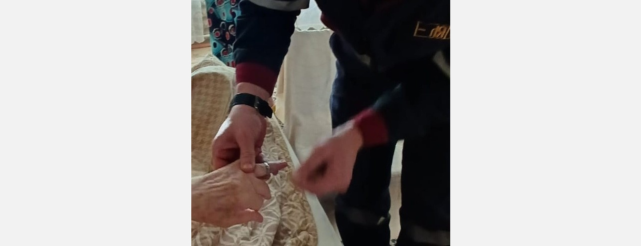 Спасатели помогли снять кольцо жительнице Армавира 