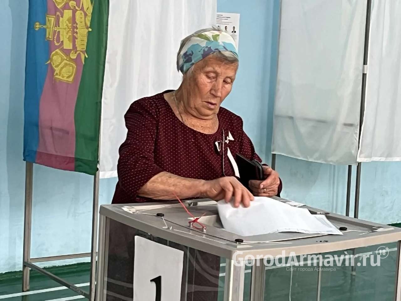В Армавире на избирательном участке 0411 голосуют семьи с маленькими детьми