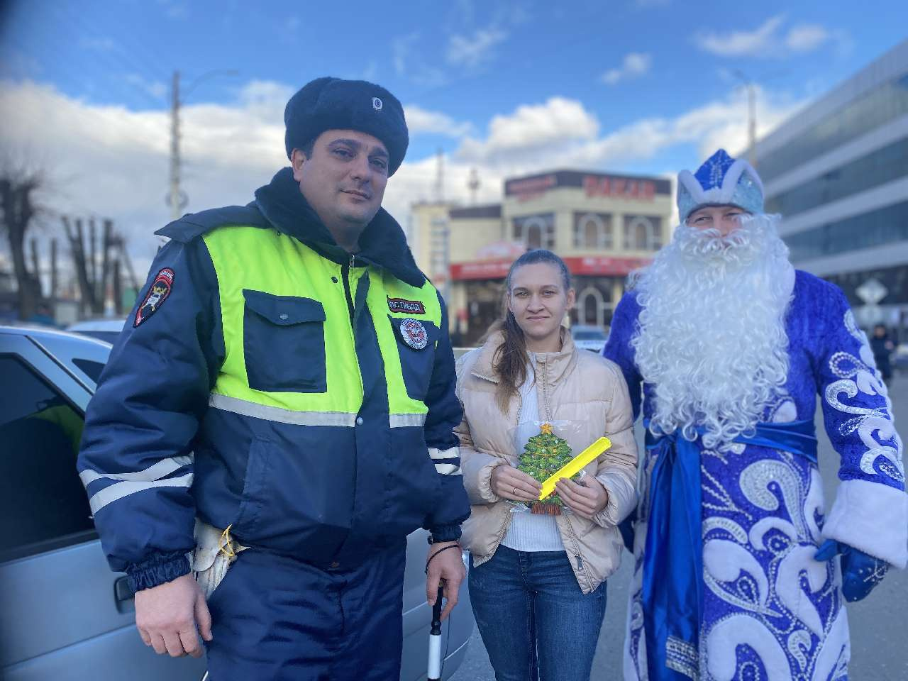 В Армавире «Полицейский Дед Мороз» поздравил с Новым Годом водителей 