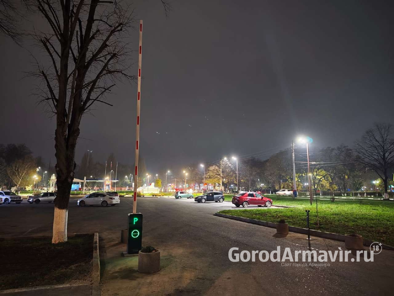 Шлагбаум установили при въезде на парковку парка «Сфинксы» в Армавире 