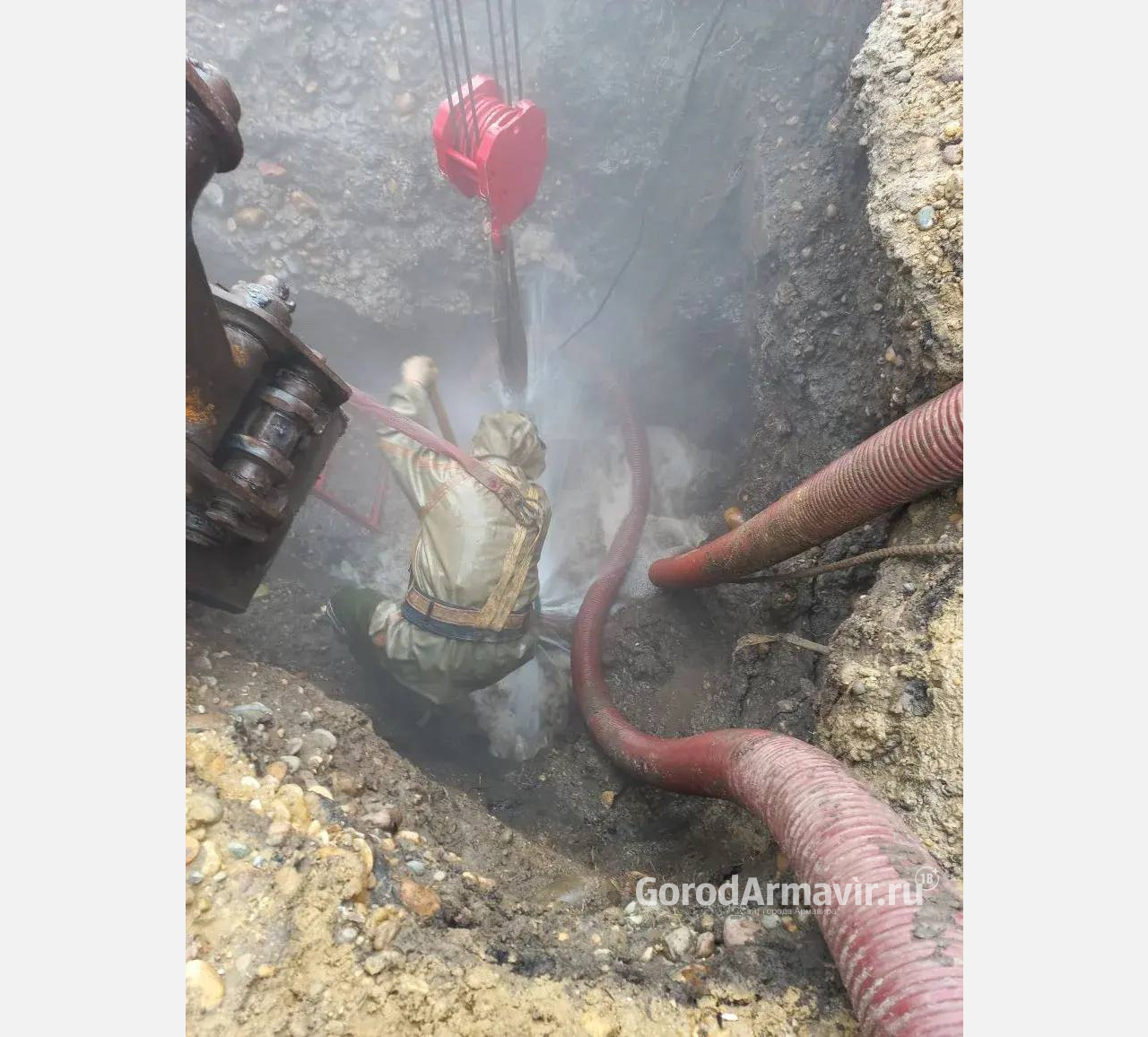 В Армавире 14 человек и 7 единиц техники ремонтировали водопровод по улице Новороссийской 