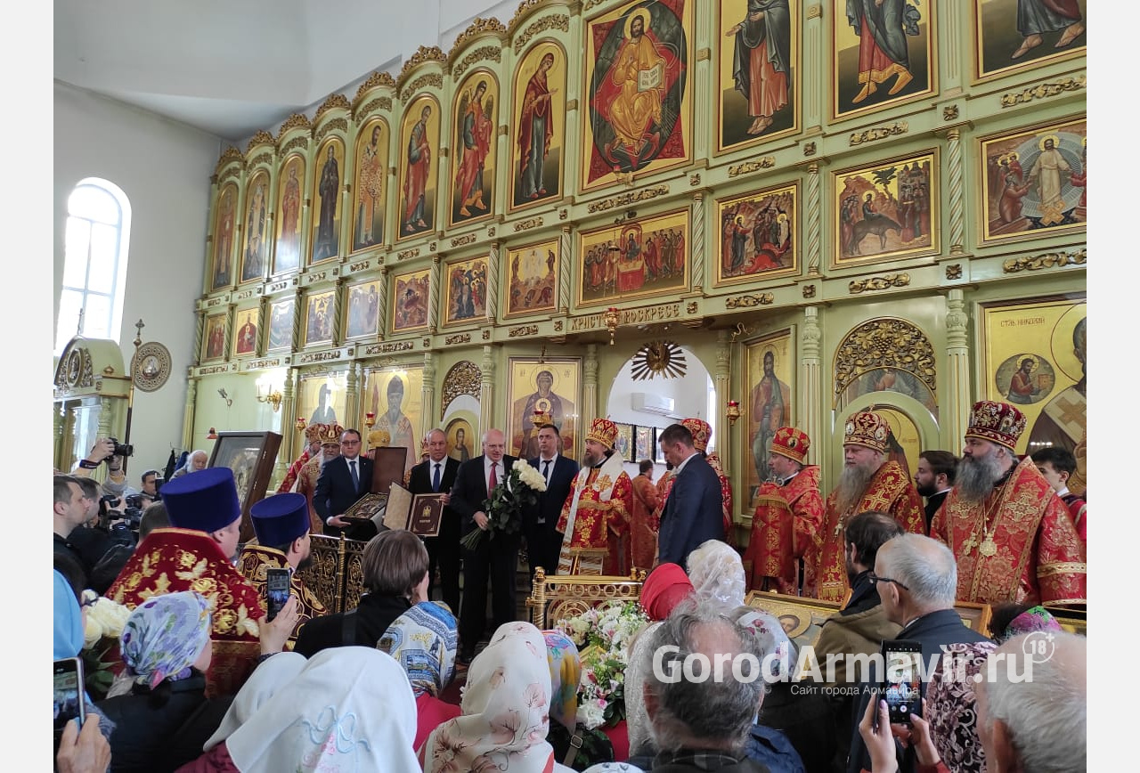 В Свято-Никольском соборе прошла божественная литургия в честь 10-летия Армавирской епархии