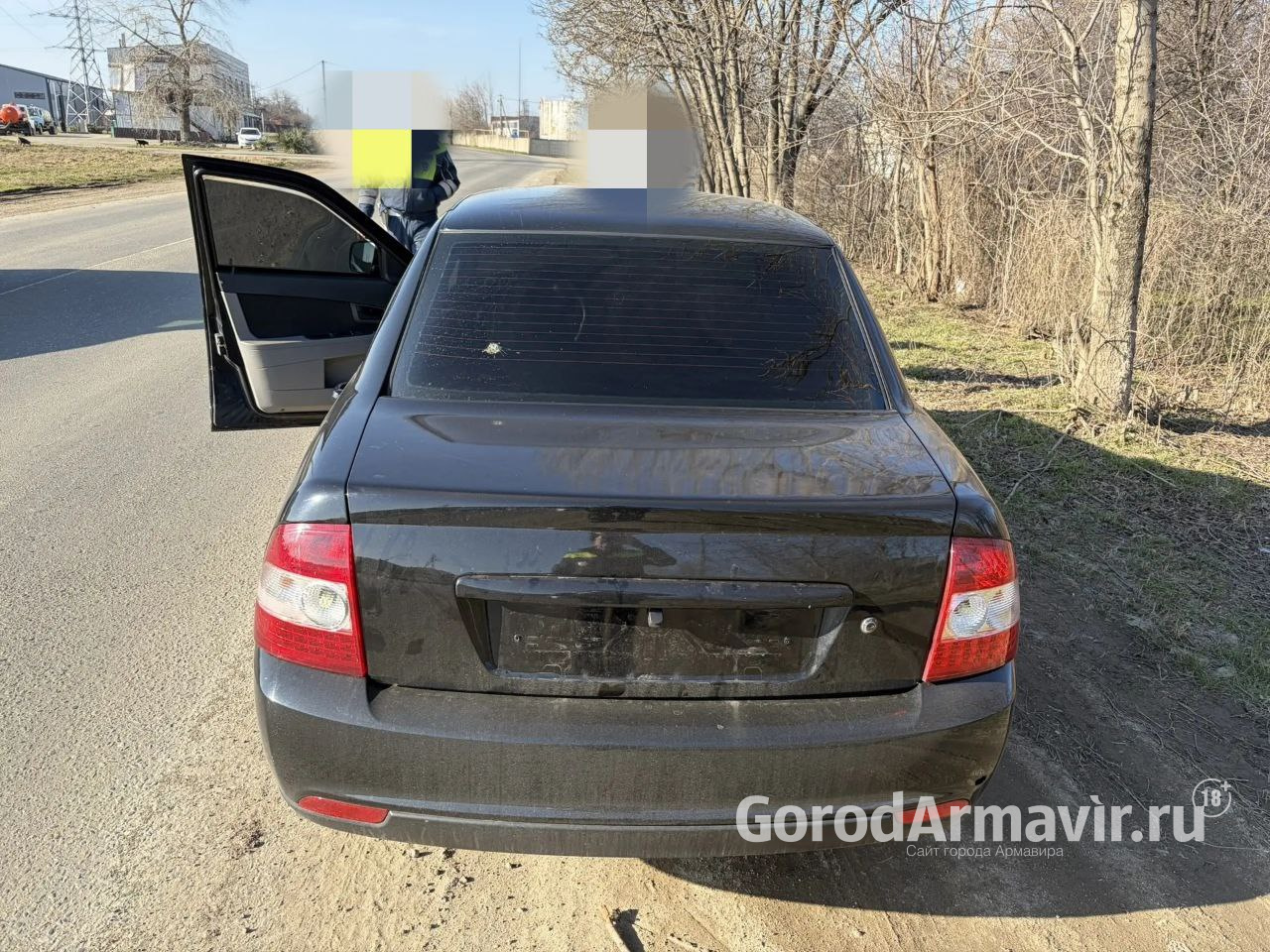 Водитель без прав на тонированной черной «Приоре» пытался скрыться от полиции в Армавире 