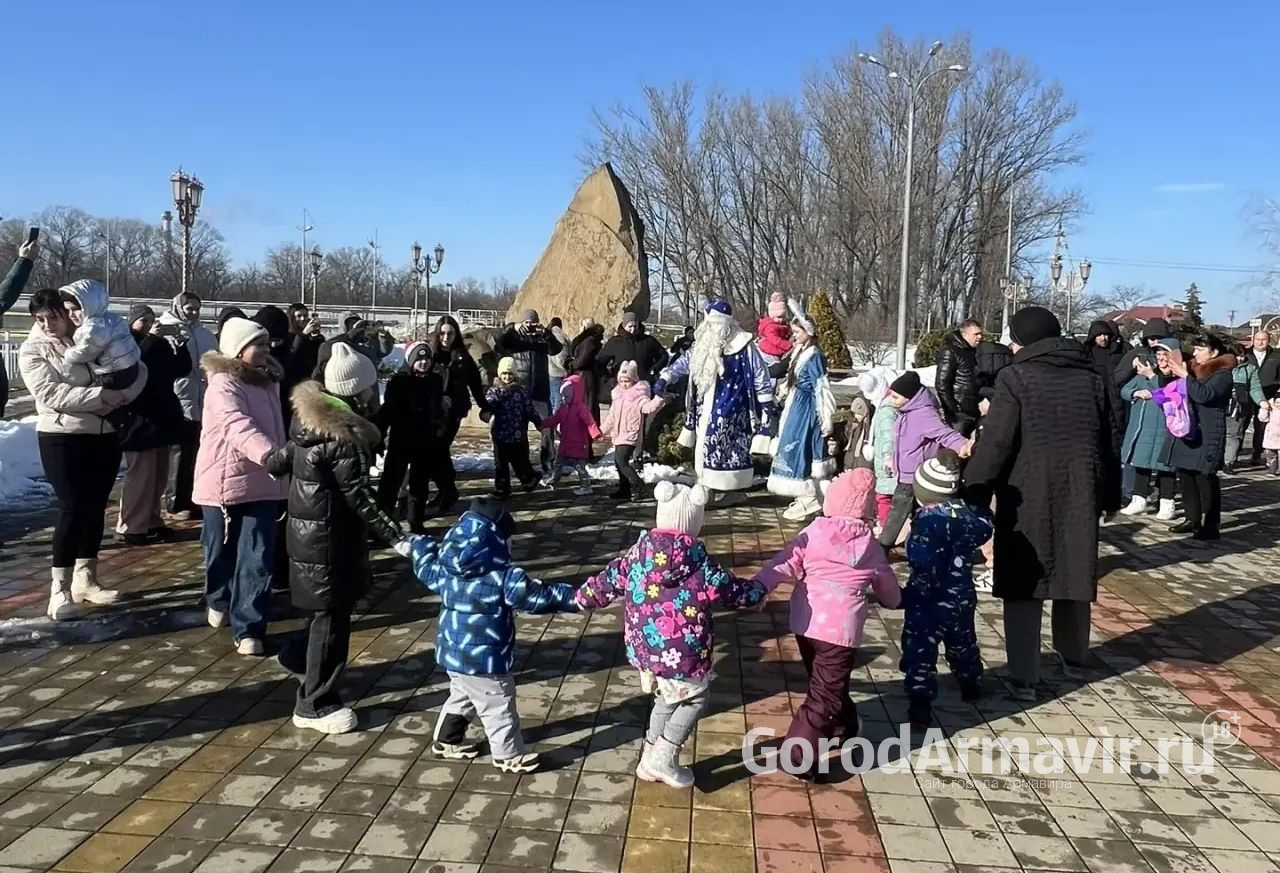 Молодежь устроила «Рождественскую сказку» в сквере «Аллея влюблённых» в Армавире