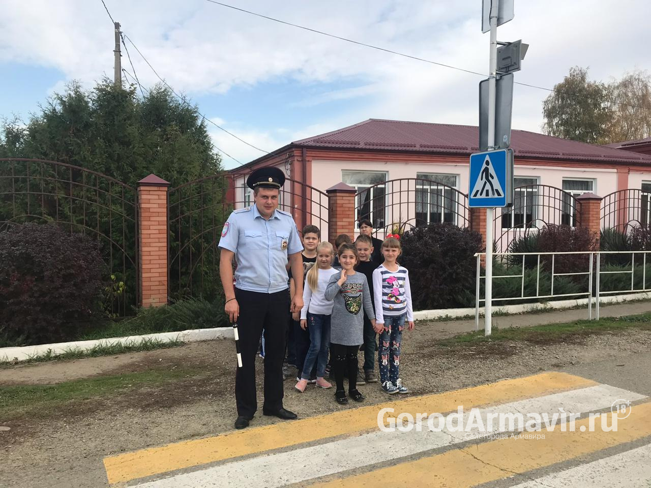 В Новокубанске автоинспекторы провели блиц-урок для школьников 