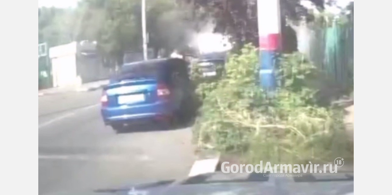 В Армавире госавтоинспекторы помогли потушить загоревшийся на дороге автомобиль