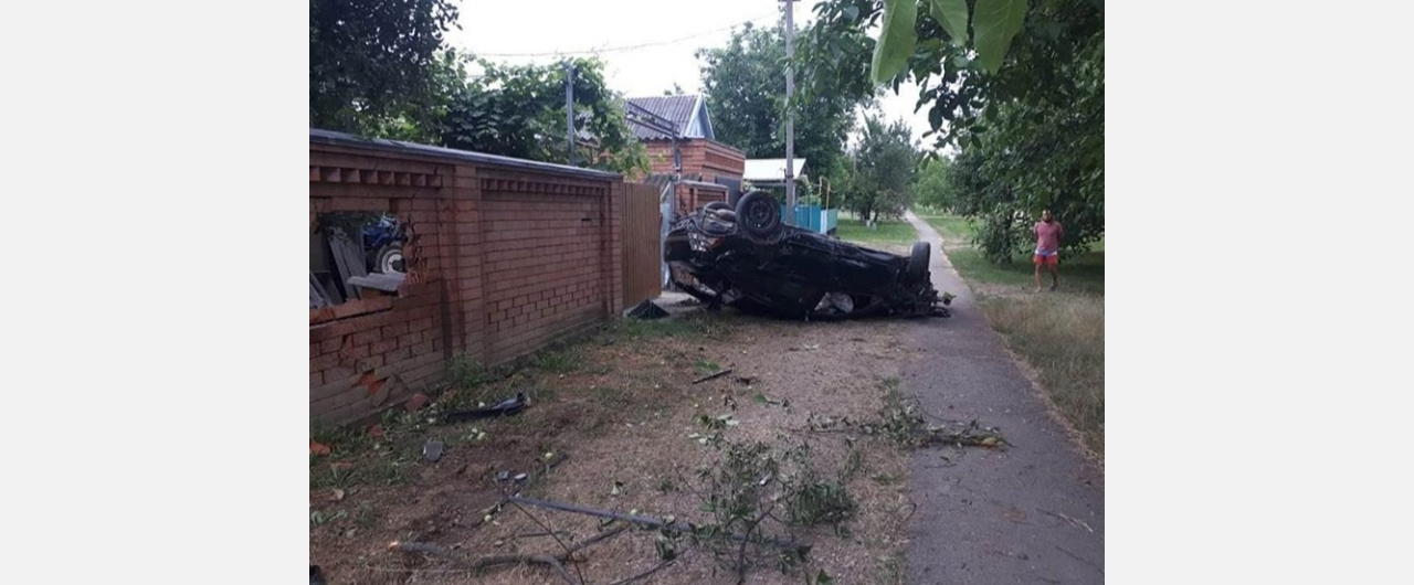 В ДТП с опрокинувшимся авто в Новокубанском районе погибла 20-летняя девушка