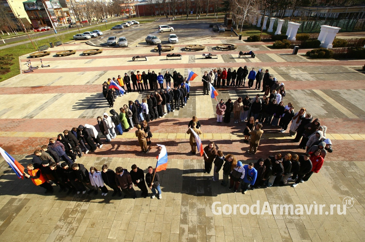 Флешмоб «Слава защитникам – слава стране» прошел в Армавире 