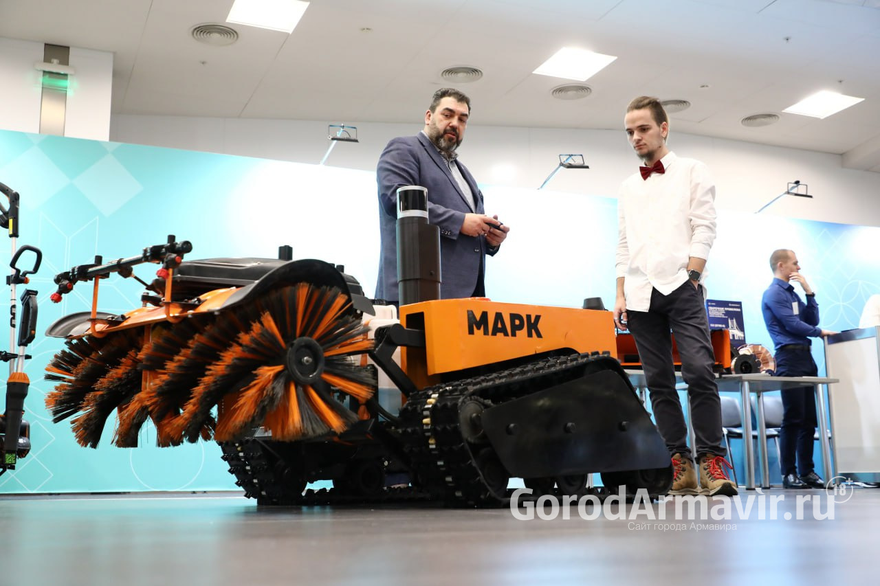 Вице-премьер Дмитрий Патрушев оценил работу создланного в Армавире робота-уборщика 