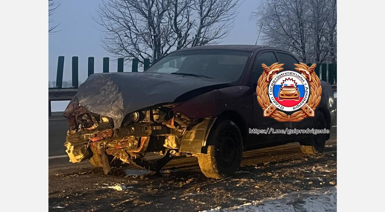 Младенец госпитализирован после ДТП с наездом на дерево на трассе под Армавиром 