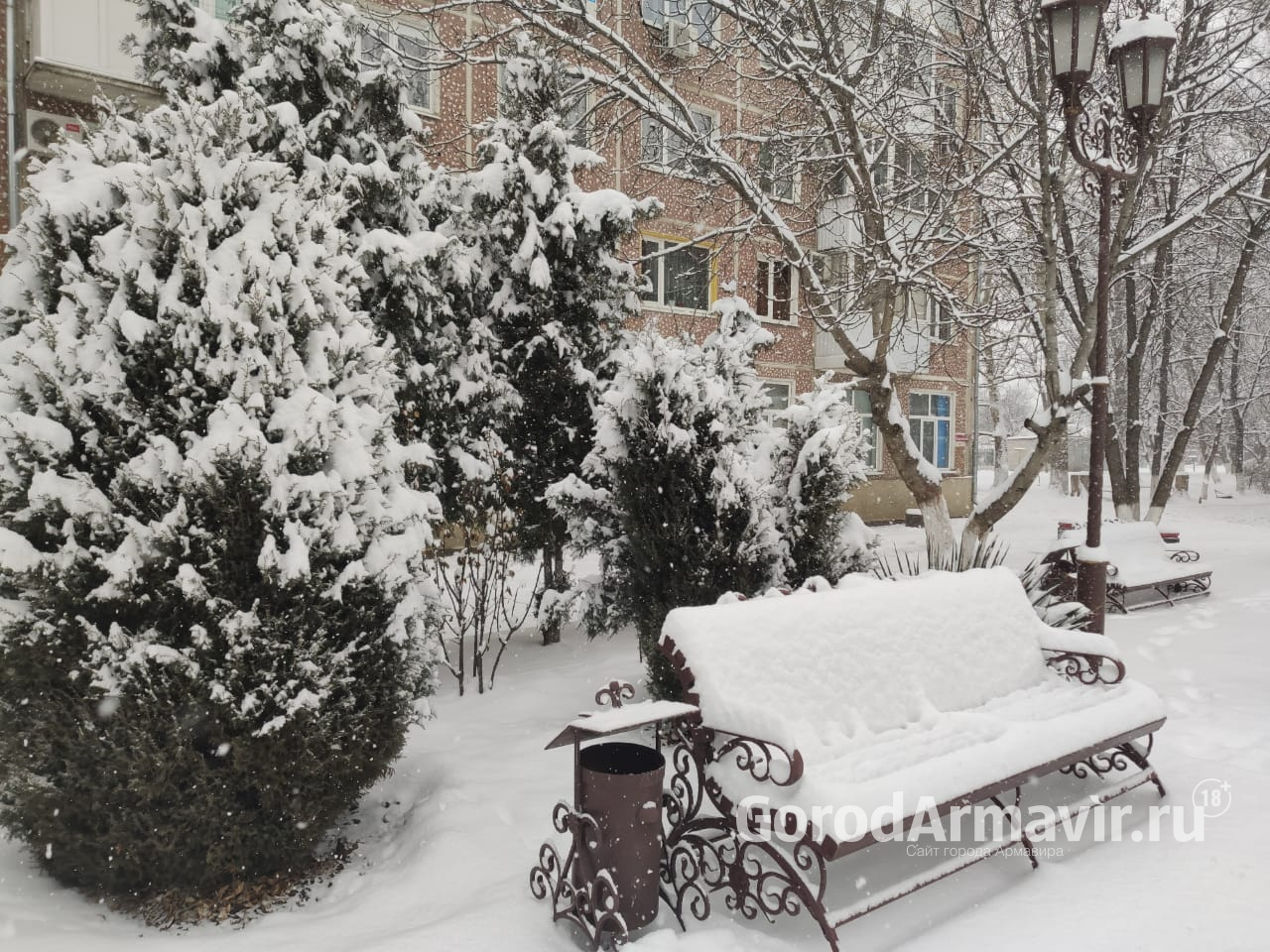 Коммунальные службы Армавира приступили к уборке снега 