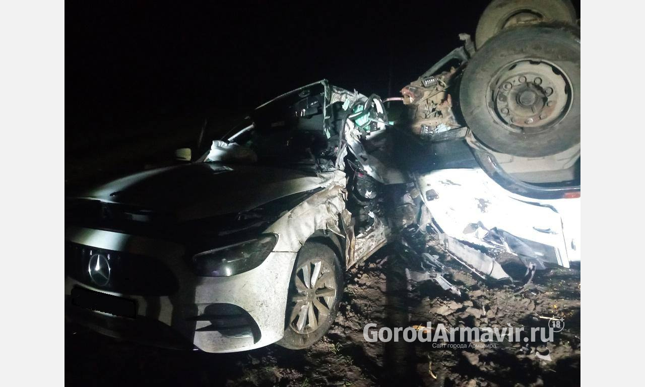 Водитель Mercedes погиб при лобовом столкновении с «Камазом» на дороге «Армавир -  Отрадная»