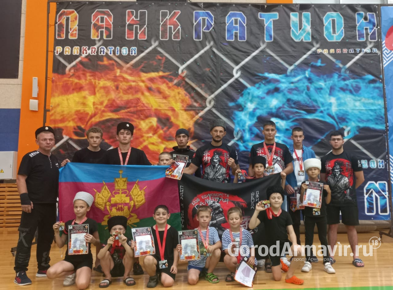 На турнире по спортивной борьбе в дисциплине панкратион медали завоевали 9 казаков из Армавира 