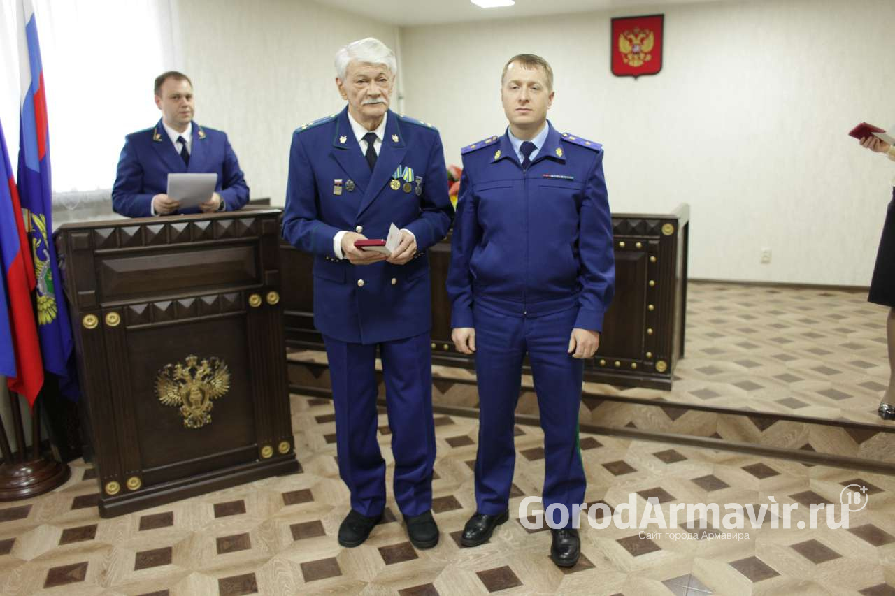 В прокуратуре Армавира  8 оперативных работников и 6  ветеранов получили медали «300 лет прокуратуре России»