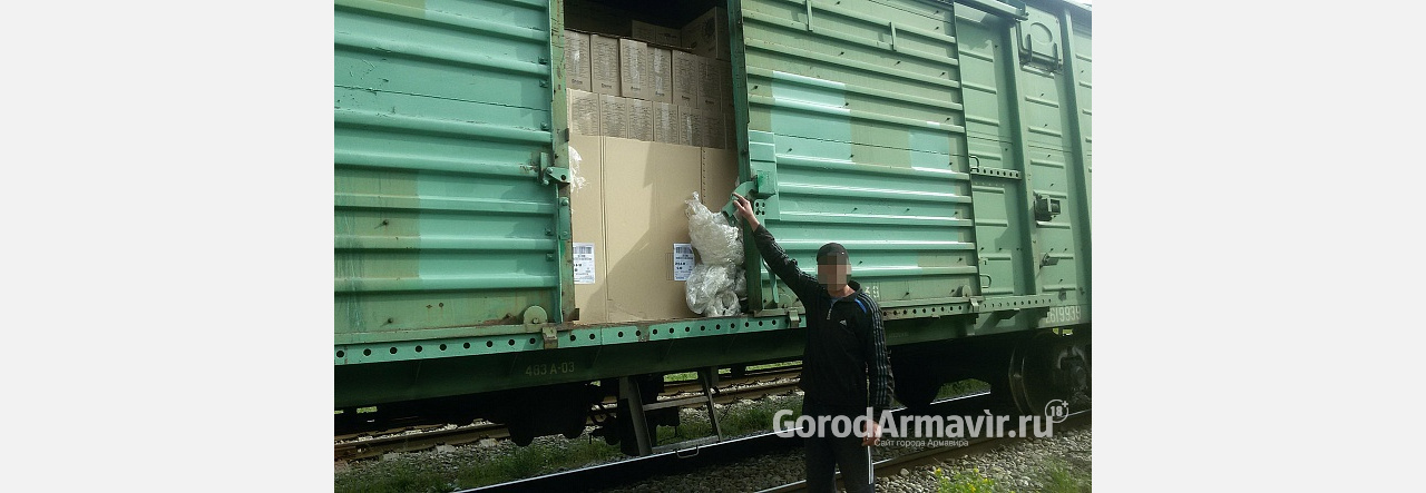 На станции Армавир безработный украл из вагона 200 литров масла 