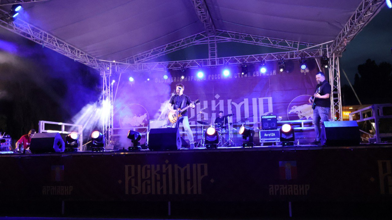 Казачья фолк-рок группа «Берега» выступила в День России в Армавире 
