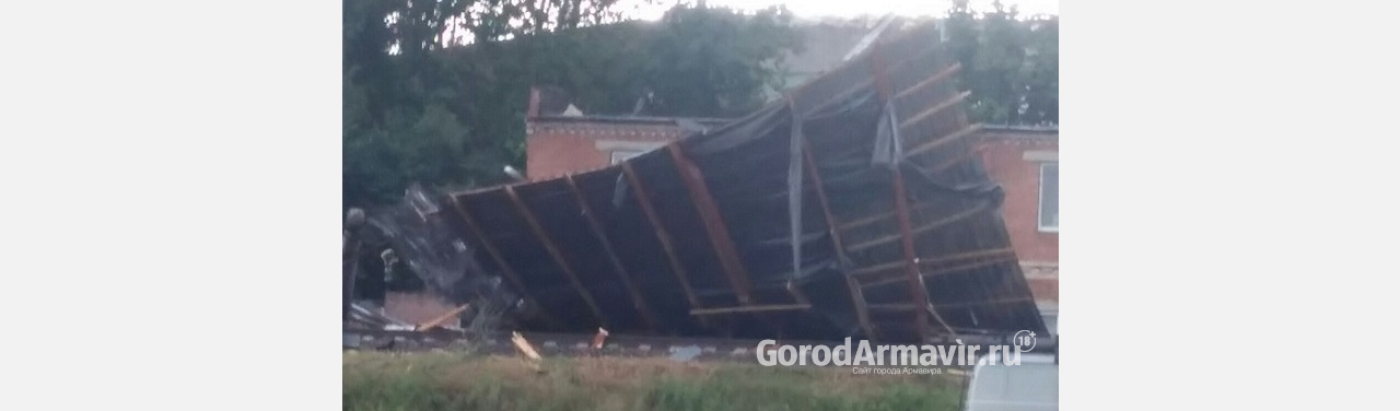 В Армавире сорванная ветром крыша упала на железнодорожные пути 
