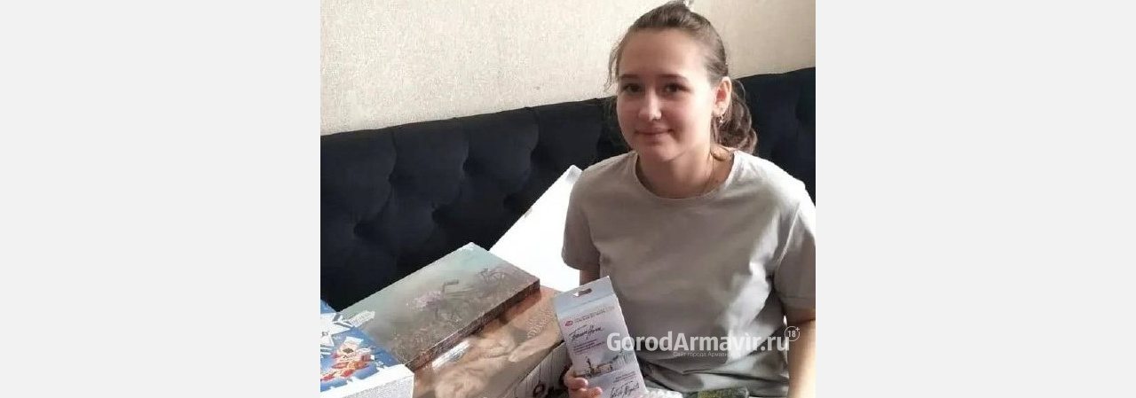 Депутат ЗСК подарил набор для творчества юной художнице из Армавира