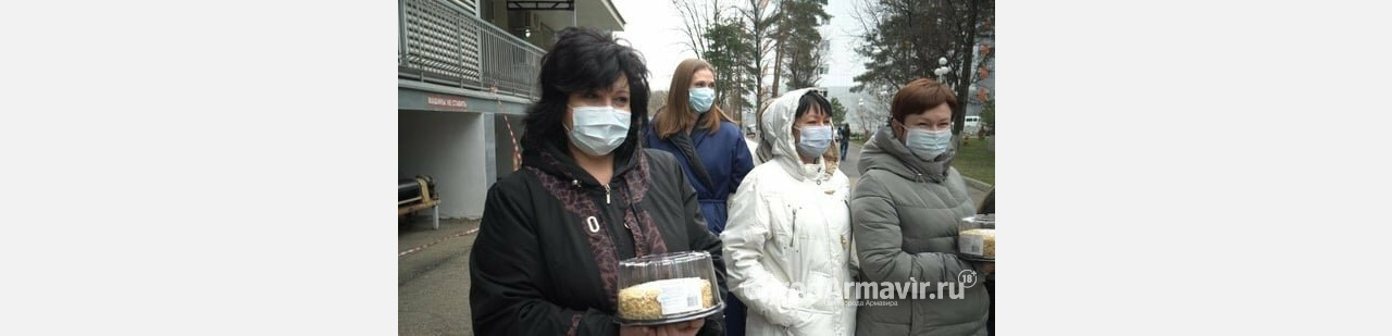 Молодые депутаты Армавира передали 3 тонны продуктов медперсоналу краснодарской больницы 