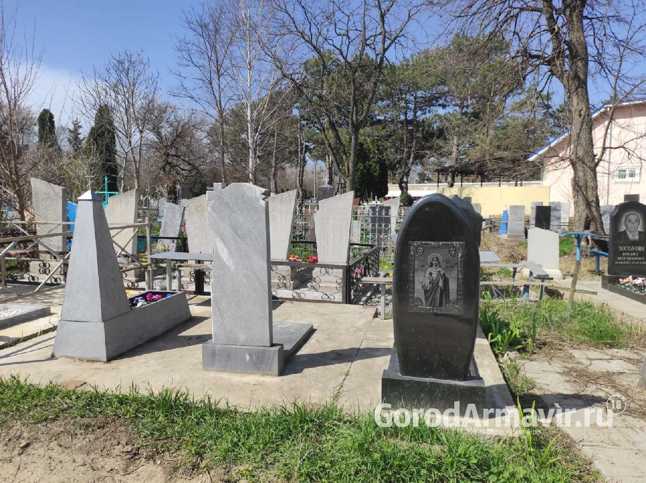 Живой изгородью отделят кладбище от дороги в Армавире