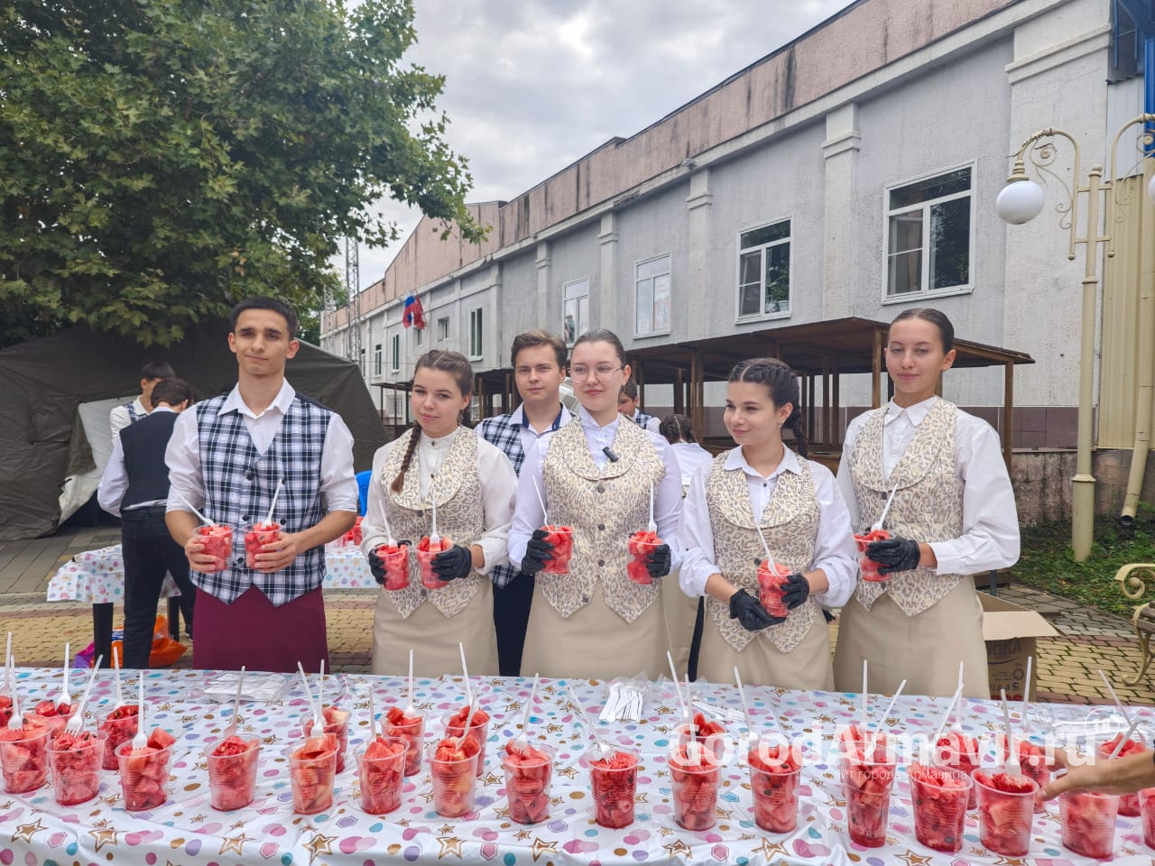 Две тонны арбузов раздали в Армавире в День города 