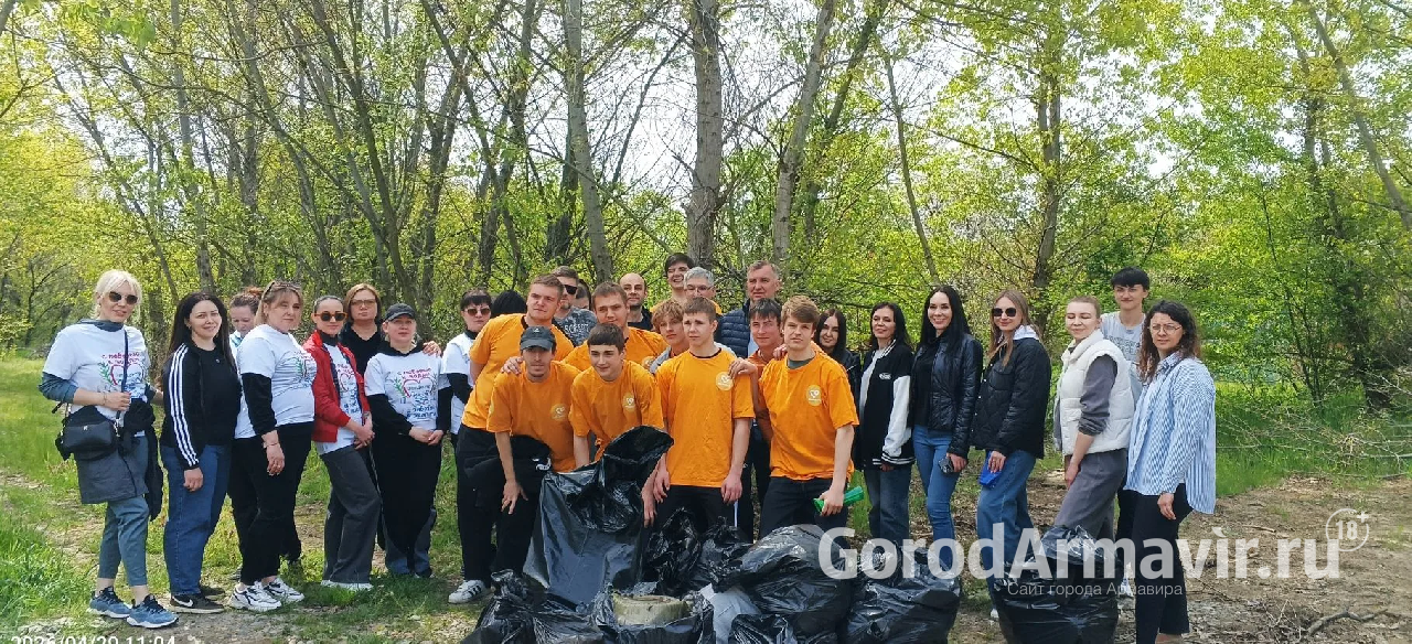 В Армавире во время субботника на берегу реки Кубань собрали более 30 мешков мусора 