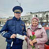 Автоинспекторы Армавира поздравили женщин с Днем матери 