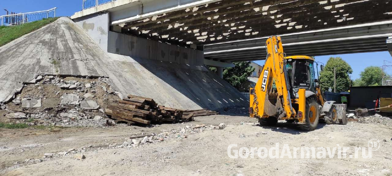 В Армавире рабочие приступают к демонтажу первых 3 пролетов Ефремовского путепровода 