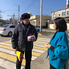 В Армавире автоинспекторы поздравили женщин-водителей с наступающим 8 Марта