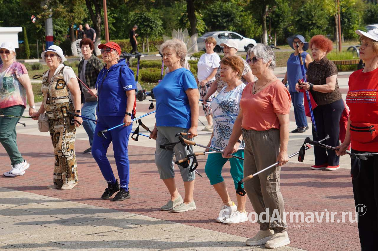 В Армавире десятки горожан вышли на маршрут здоровья в парке «Сфинксы»