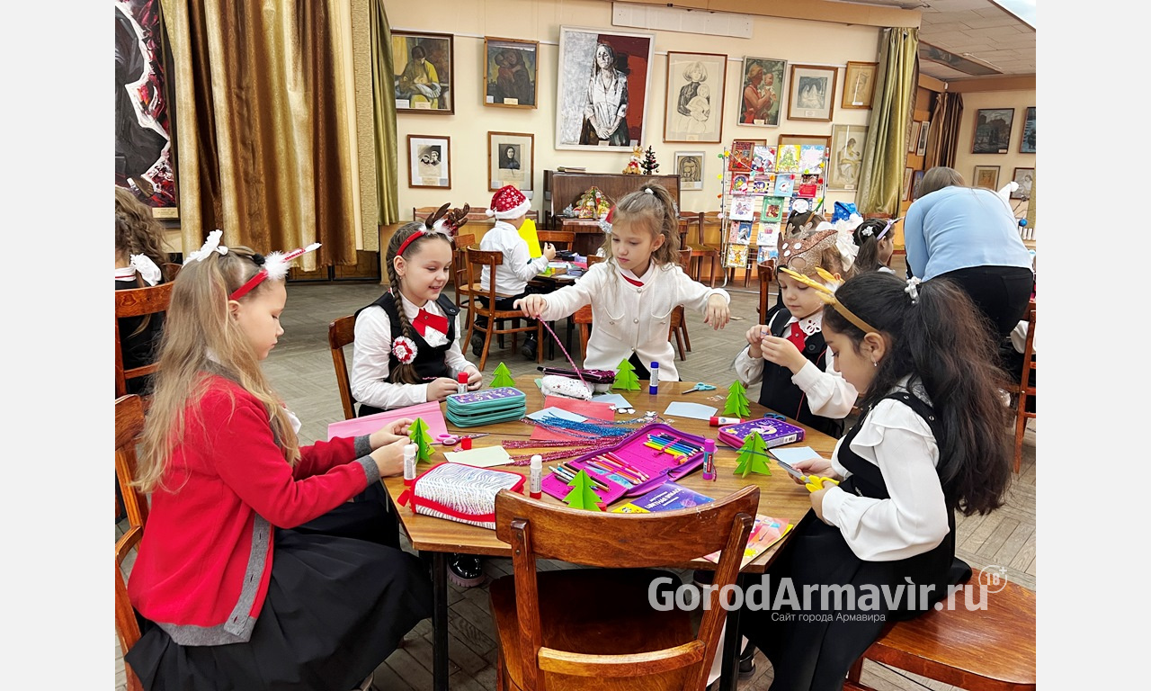 В Армавире более 50 школьников посетили новогоднюю мастерскую Детской библиотеки имени Зои Космодемьянской 