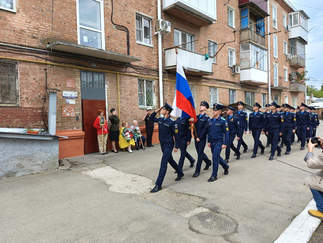 Парад Победы и выступление артистов организовали для ветерана Ивана Николаевича Захарченко в Армавире