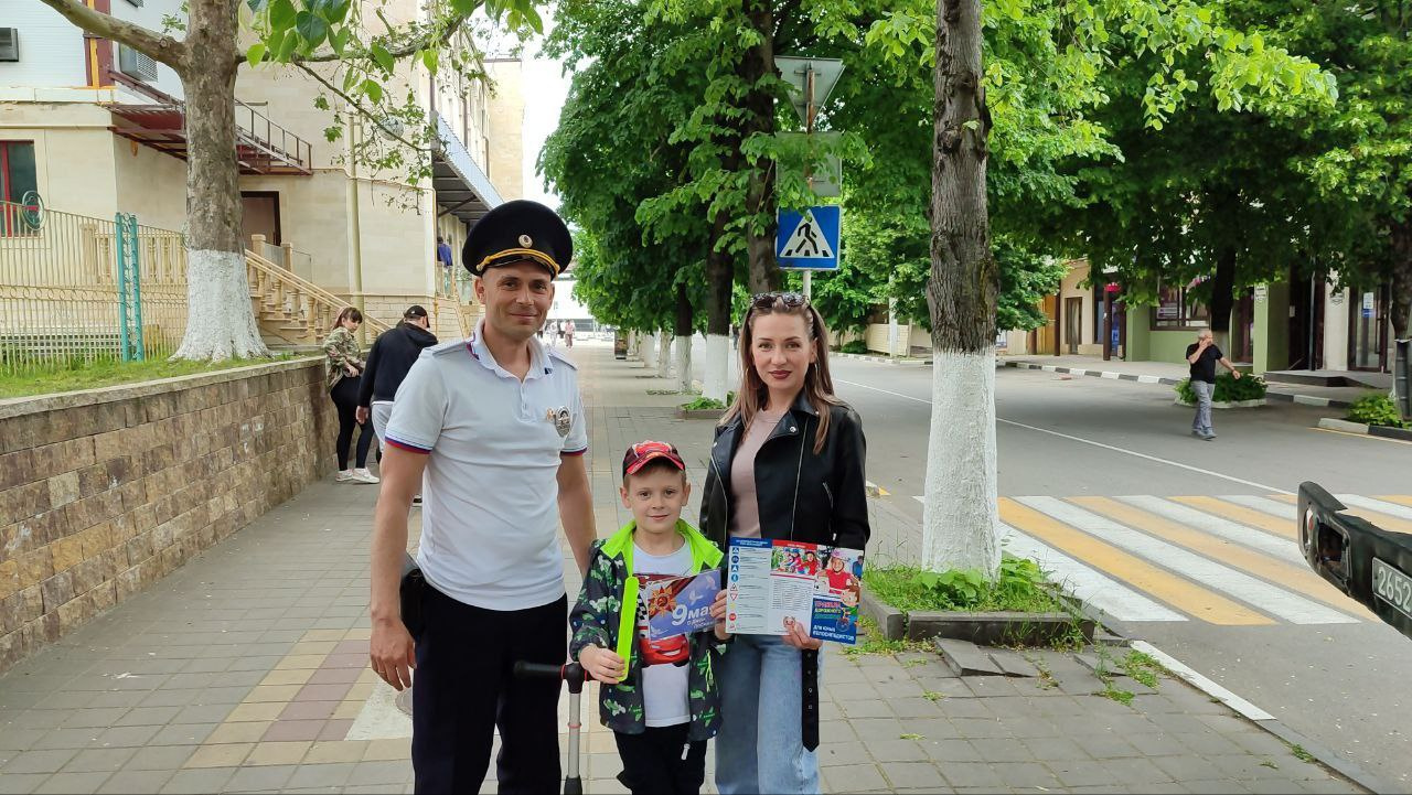В Армавире в день празднования 80-летия Победы сотрудники Госавтоинспекции провели патриотическую акцию
