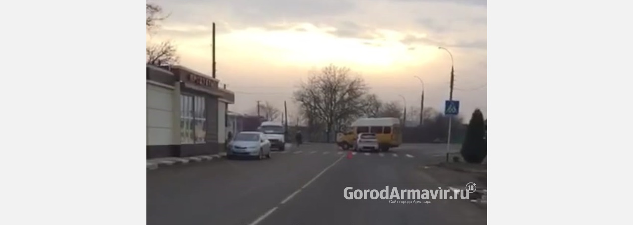 В Армавире на видео попали последствия столкновения маршрутки и «Калины»