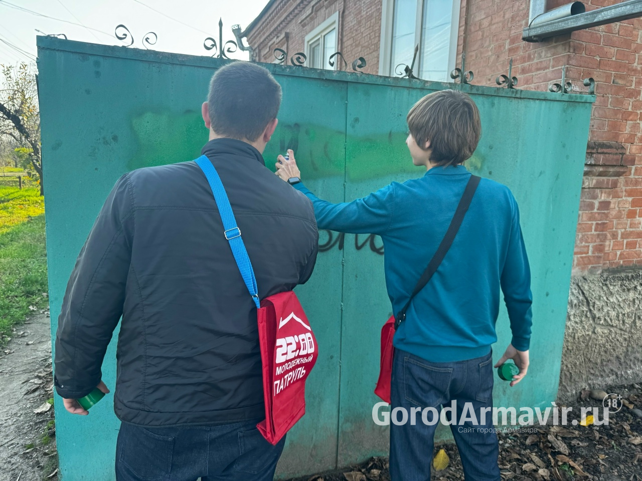 В Армавире активисты закрасили наркотрафареты 