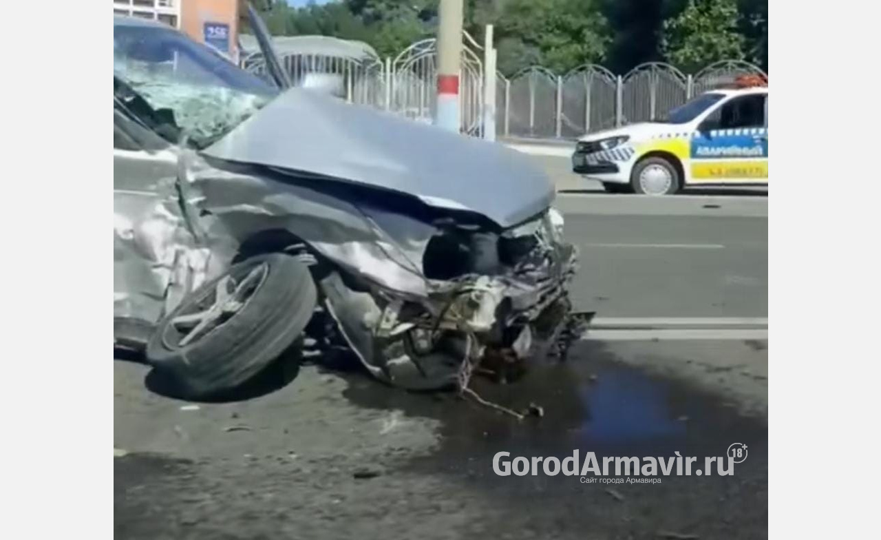 Водитель «Приоры» получил травмы в ДТП с участием 3 машин в Армавире 