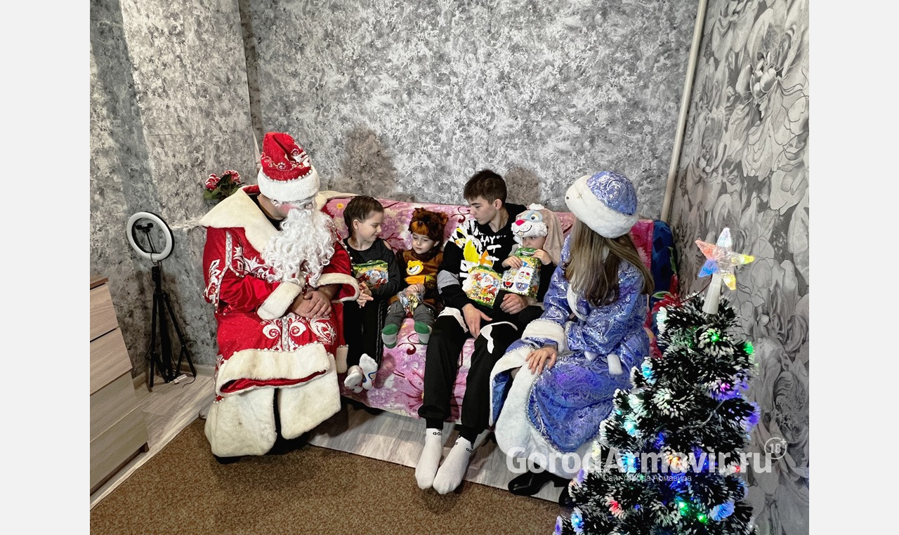В Армавире общественная организация передала детям более 2 тысяч новогодних подарков