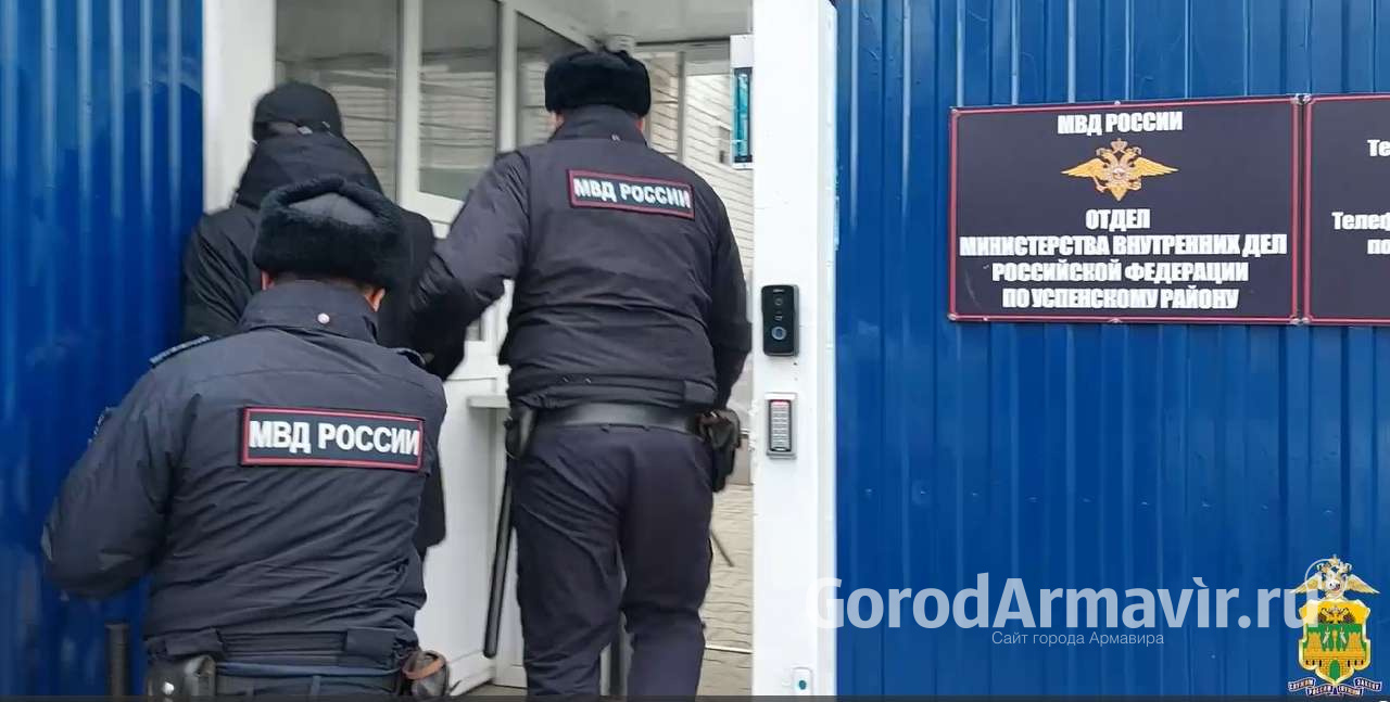 Оружие и наркотики обнаружили полицейские у водителя Lexus на трассе под Армавиром 