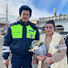 В День матери автоинспекторы Армавира дарили цветы автоледи 