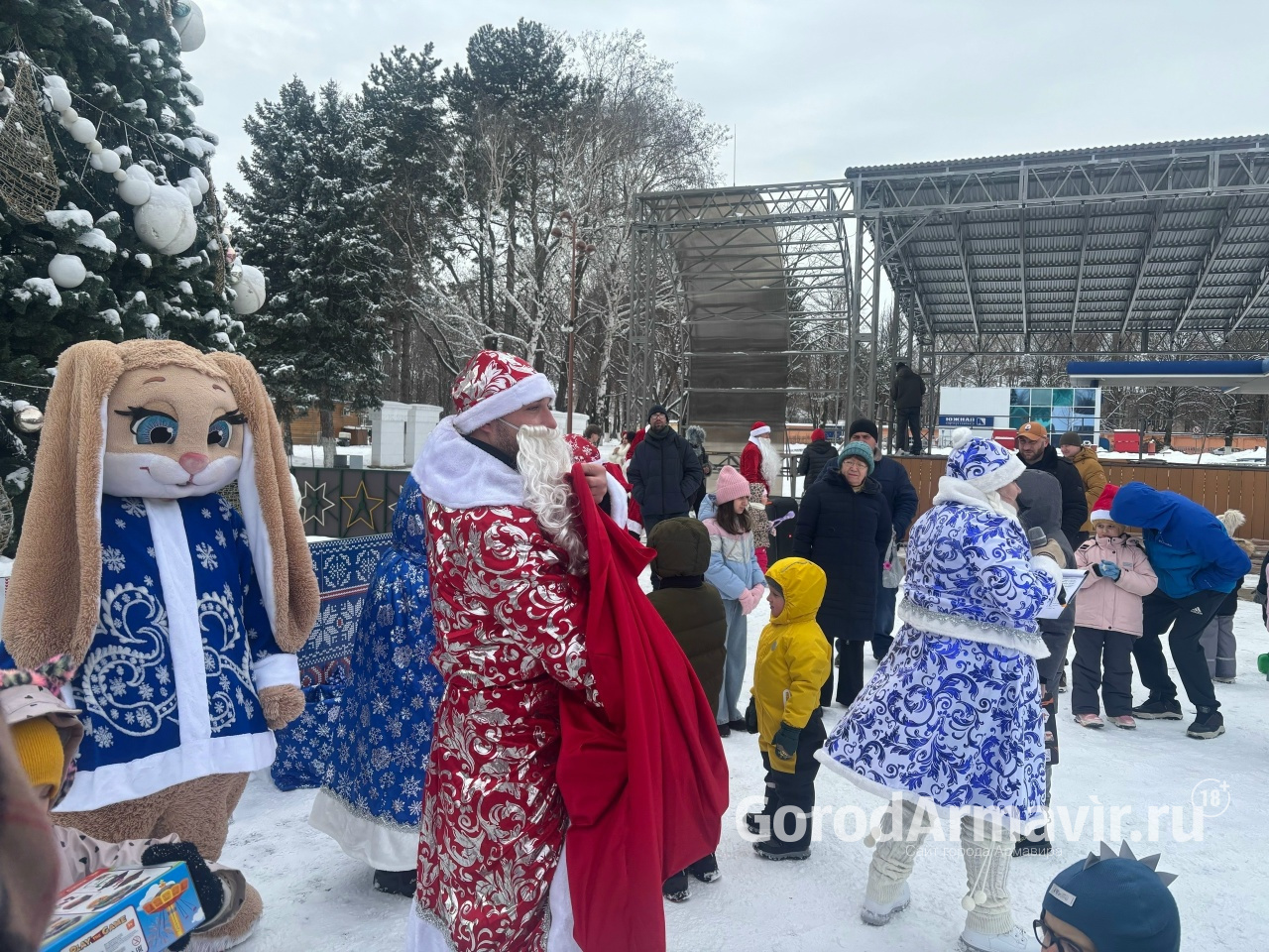 В Армавире в парке «Сфинксы» прошел новогодний парад Дедов Морозов «Ради улыбок детей»