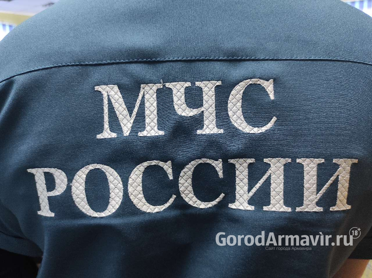 В Армавире 8 огнеборцев тушили пожар в кафе на улице Кирова 