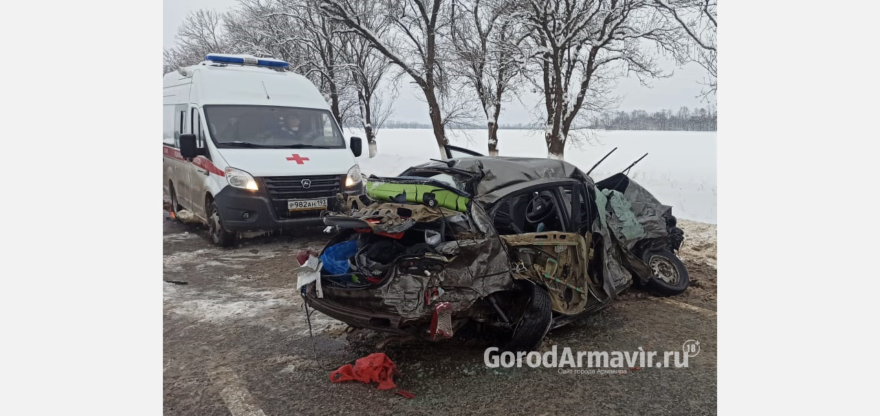 Три человека пострадали при столкновении иномарки и микроавтобуса на трассе под Армавиром 