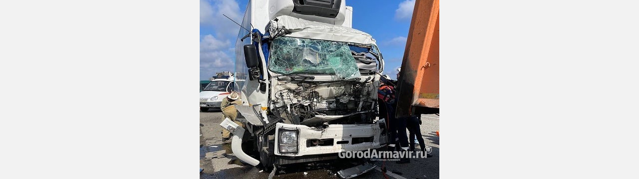 Спасатели Армавира вызволили из покореженной кабины грузовика травмированного  водителя 