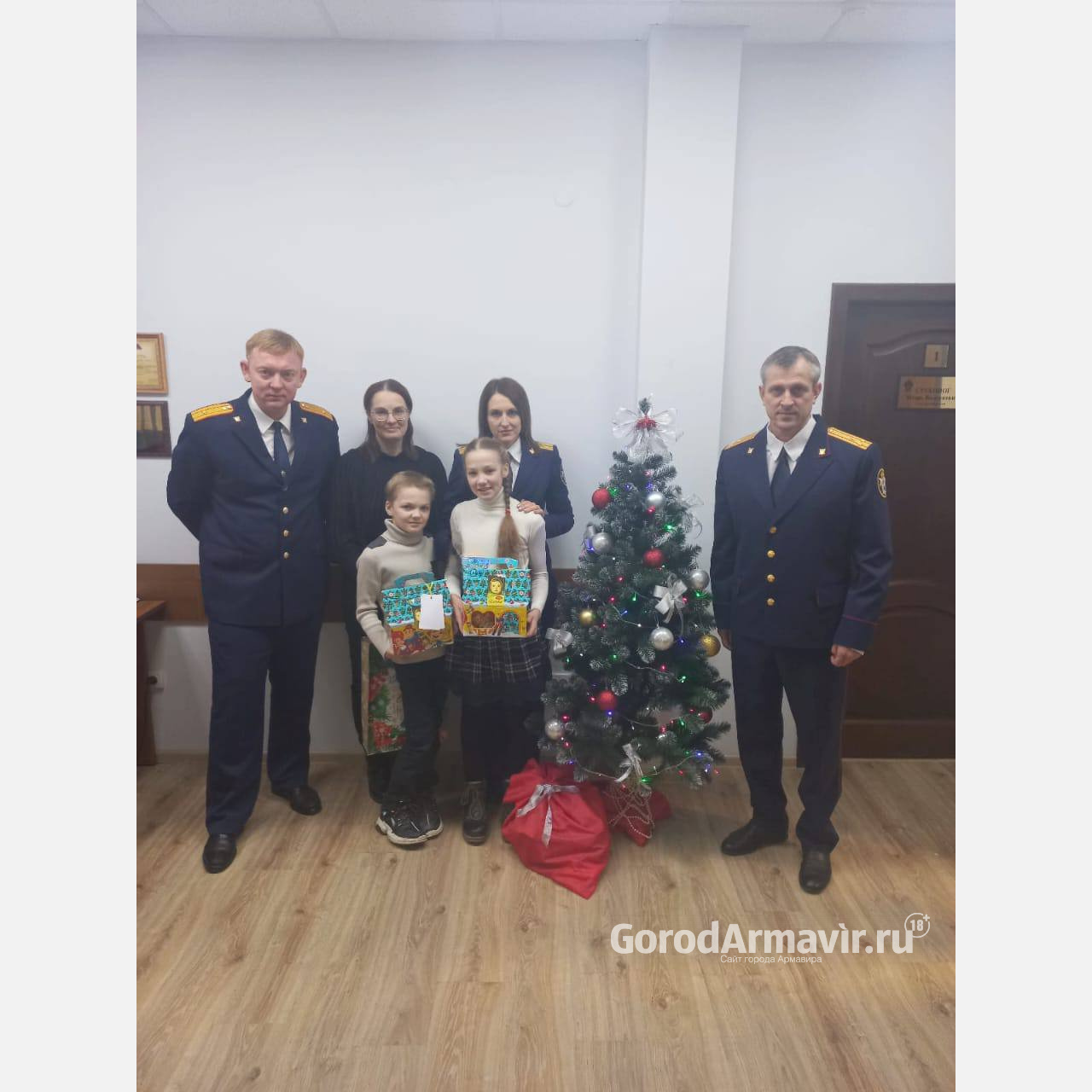 Следователи Армавира поздравили с праздниками прибывшую из ДНР семью 