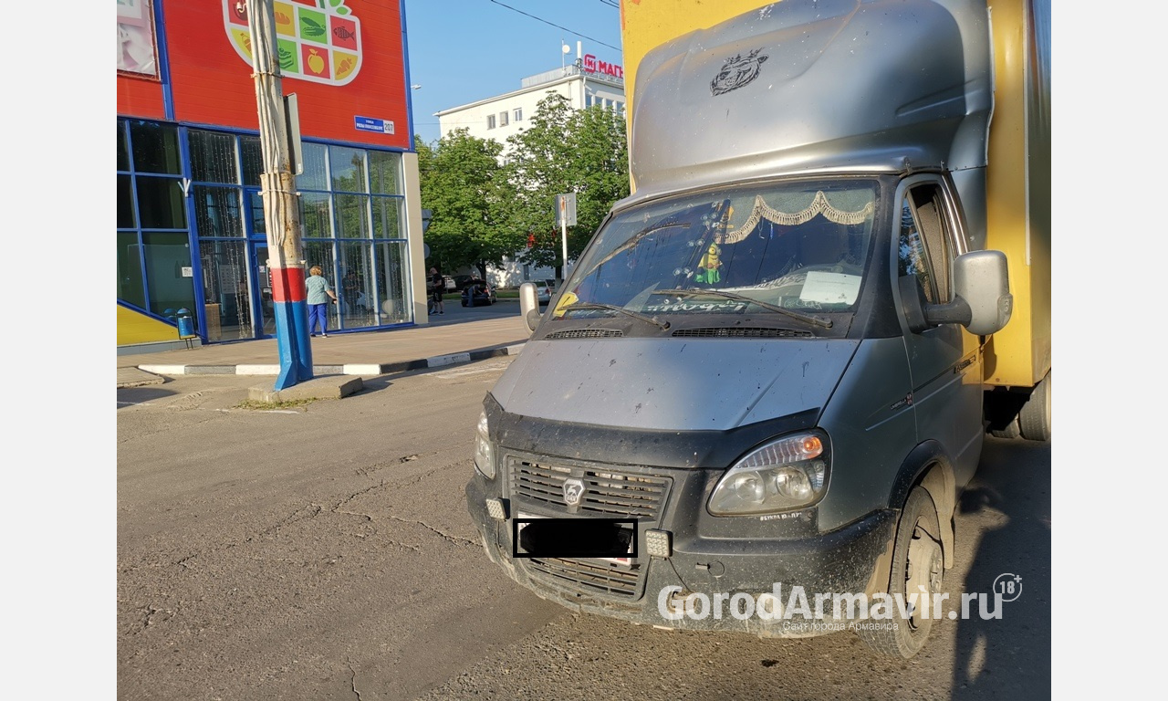 В Армавире водитель грузовика на дороге наехал на 2-летнего мальчика 
