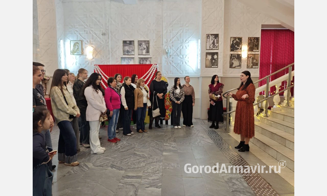 В Армавире в «Ночь театрального искусства» для зрителей организовали  экскурсию по закулисью и мастер-класс