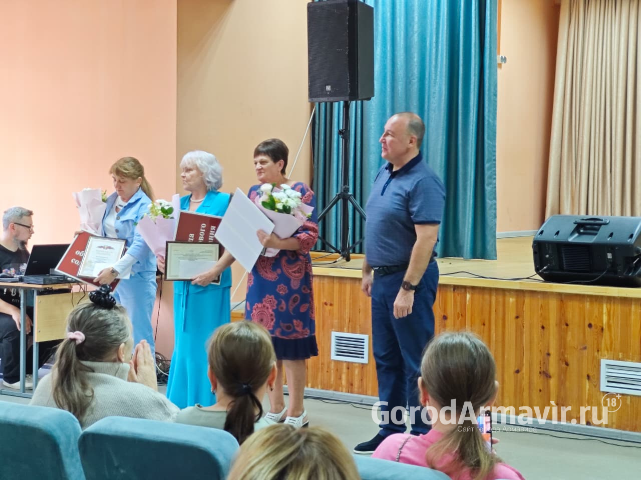 В школе № 25 Старой Станицы наградили победителей конкурса благоустройства ТОС № 2