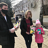 В Армавире в канун 8 марта женщинам вручили открытки