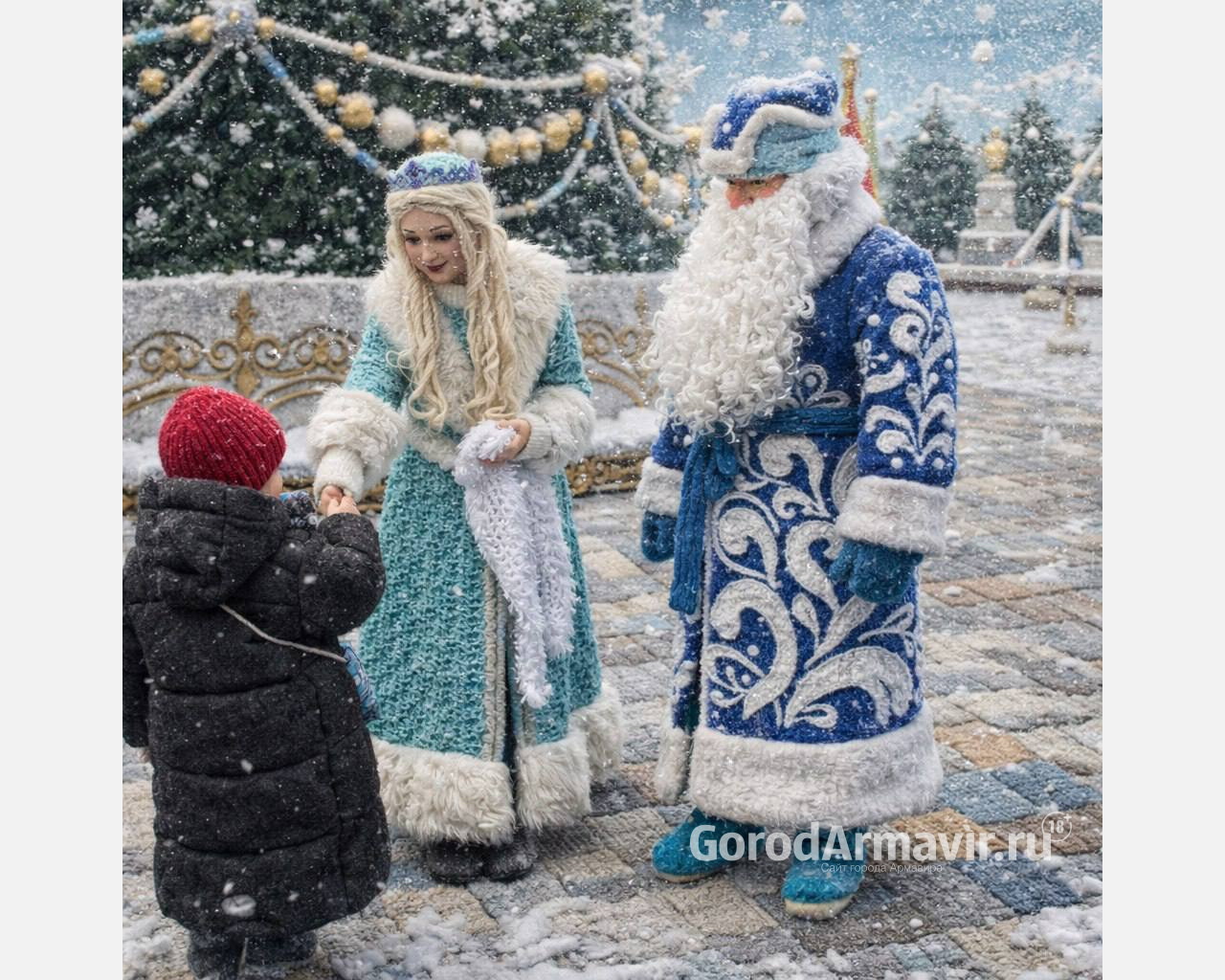 Полицейские поздравили жителей с Новым годом на улицах Армавира
