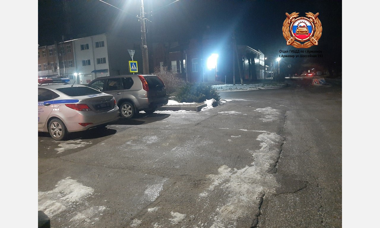 В Армавире выезжавший с парковки автомобиль сбил 15-летнего пешехода и скрылся